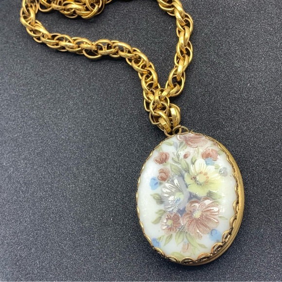 Vintage Jewelry - Floral Pendant Necklace in Gold Tone